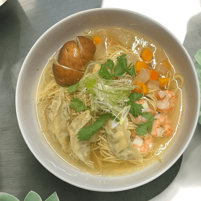 Soupe de crevettes et gyoza au poulet