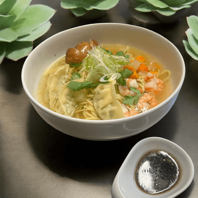 Soupe de crevettes et gyoza au poulet